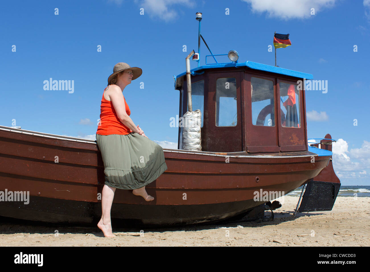 La pesca in barca alla Spiaggia di Ahlbeck, isola di Usedom, Mar Baltico, Meclemburgo-Pomerania Occidentale, Germania Foto Stock