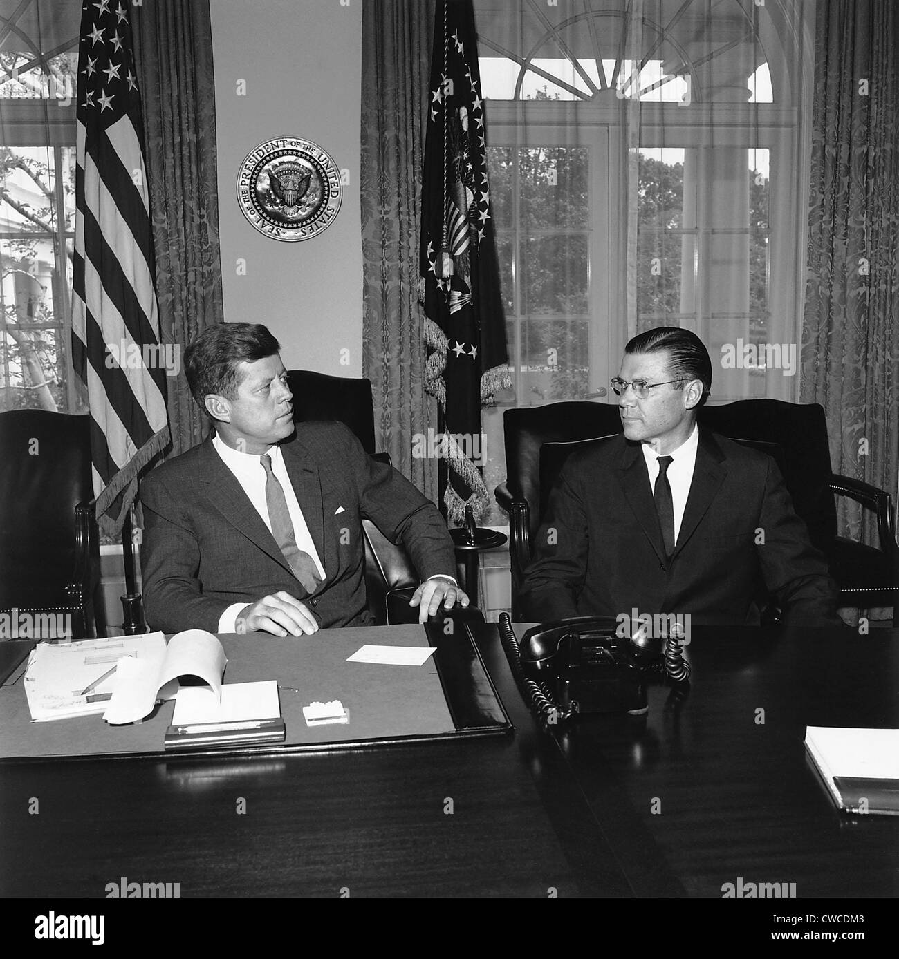 Il presidente Kennedy con il Segretario della Difesa Robert McNamara. Giugno 1962. Foto Stock