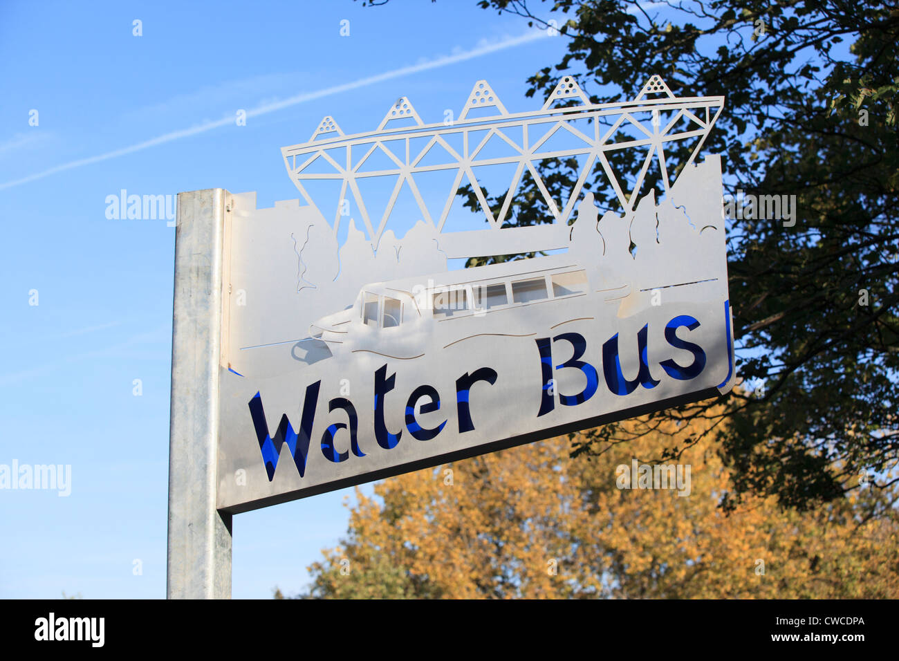 Acqua segno di autobus vicino al Parco Olimpico fiume Lea East London REGNO UNITO Foto Stock