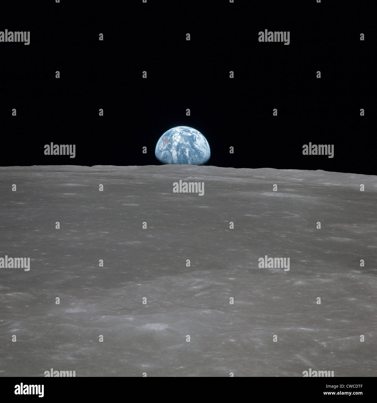 Apollo 11 Terra salire oltre la Luna. Messa a terra all'orizzonte nel Mare Smythii Regione della luna. Immagine 3 di una sequenza della NASA di Foto Stock