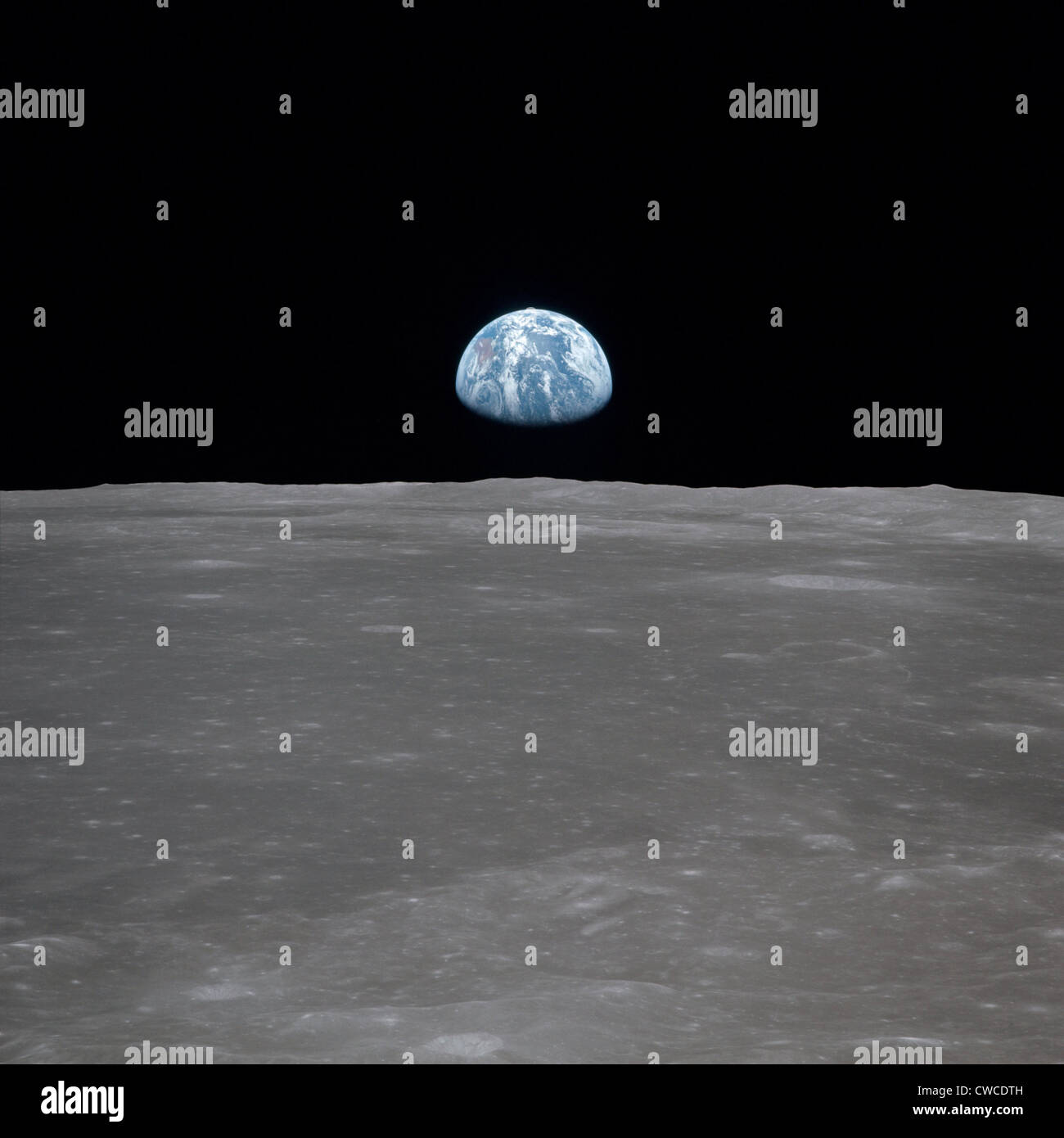 Apollo 11 Terra salire oltre la Luna. Messa a terra all'orizzonte nel Mare Smythii Regione della luna. L'immagine 5 di una sequenza della NASA di Foto Stock