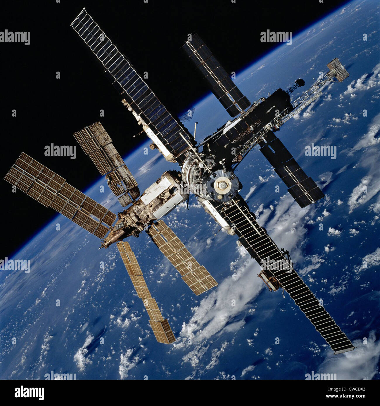 Russo la stazione spaziale Mir. La foto è stata scattata dal personale della navetta spaziale Atlantis dopo il disinserimento dalla stazione. 20 ott. Foto Stock