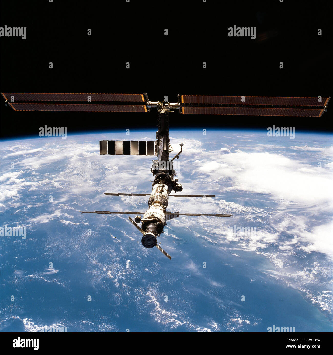 La Stazione Spaziale Internazionale nel 2001. Foto realizzate da lo Space Shuttle Discovery dopo la missione congiunta e un equipaggio di exchange. Foto Stock