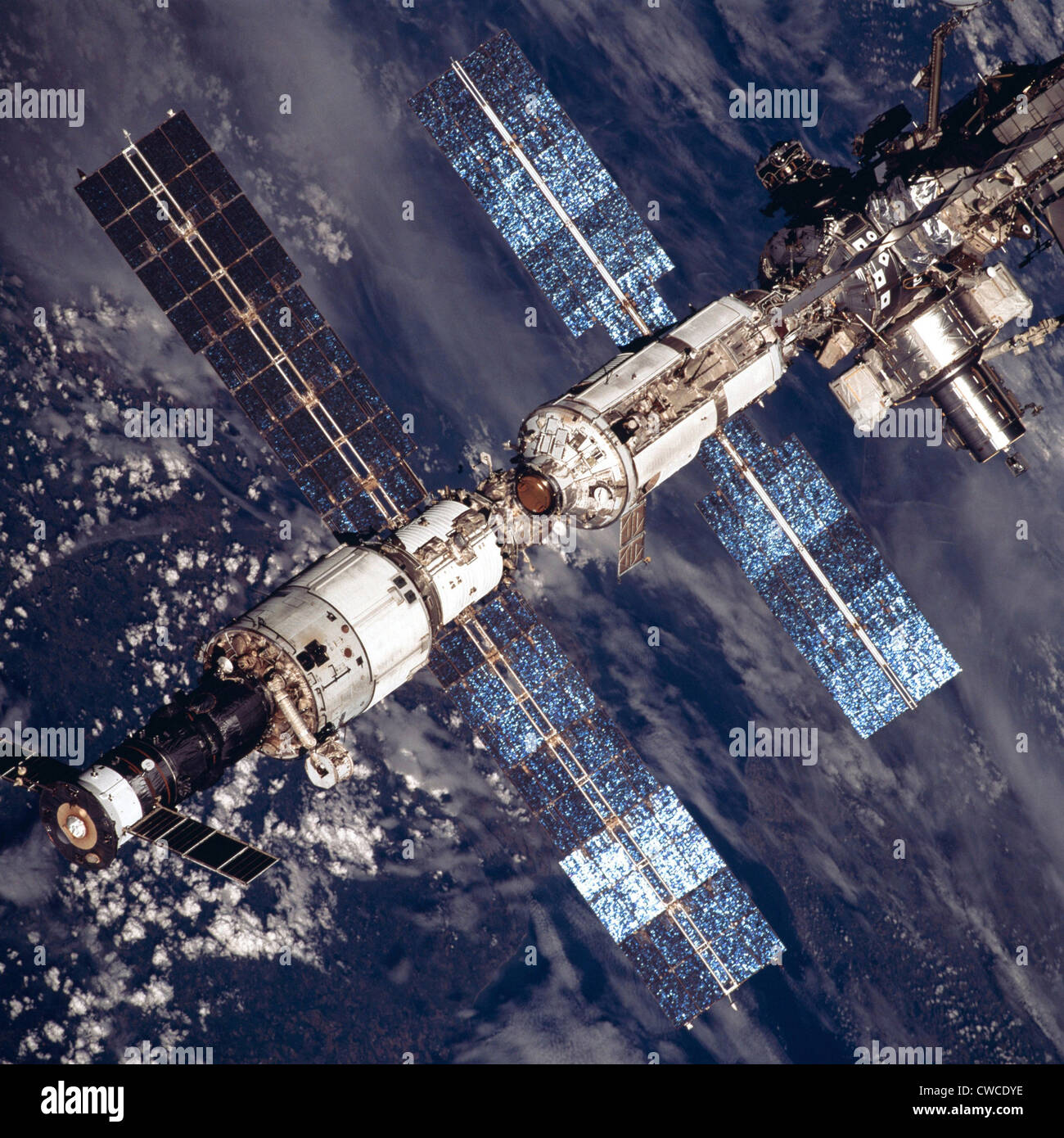 La Stazione Spaziale Internazionale nel 2001. Tettuccio di vista ravvicinata della ampliato la Stazione Spaziale Internazionale. In basso a sinistra a Foto Stock