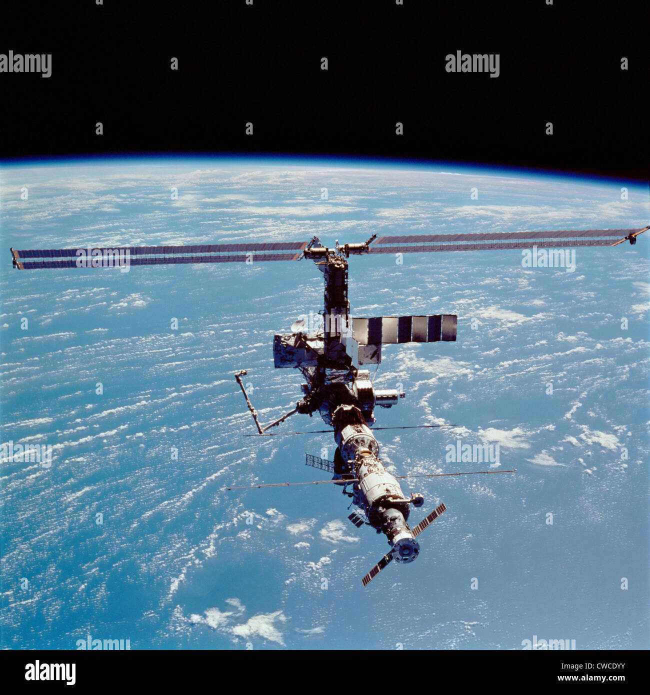 La Stazione Spaziale Internazionale nel 2002. Vista della struttura in espansione con aggiunta di moduli, pannelli solari, robotica gru e un Foto Stock