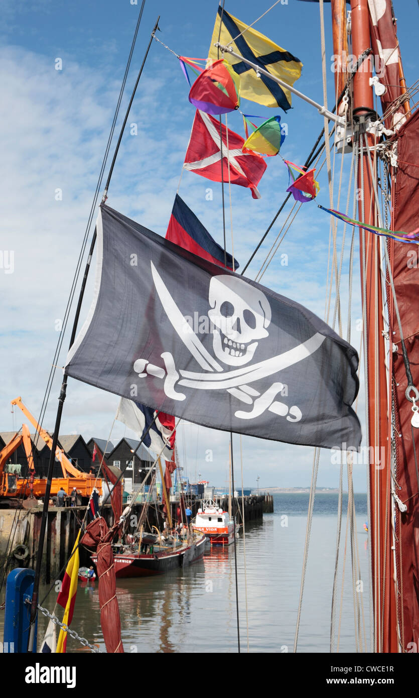 Un Teschio e Ossa Croce childrens bandiera a Whitstable harbour giorno Foto Stock