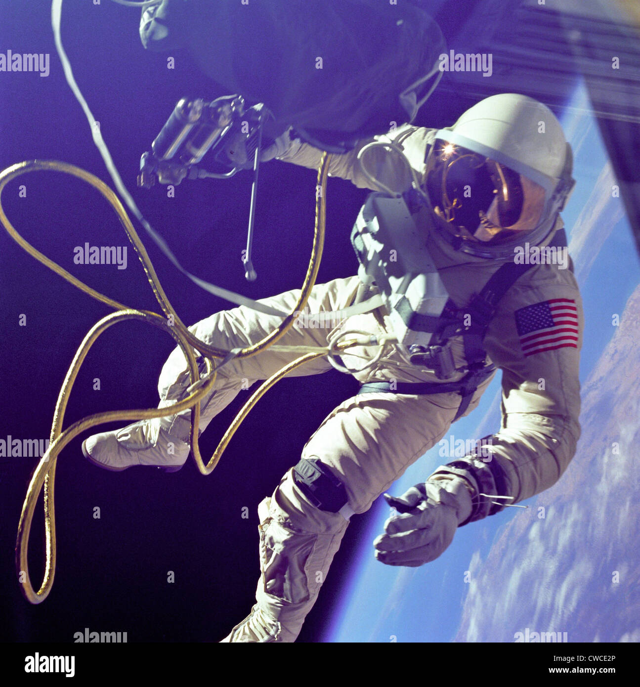 Astronauta Edward White durante il suo 23 spazio minuto a piedi. Nella sua mano destra bianco porta una "mano manovra automatica unità' egli Foto Stock