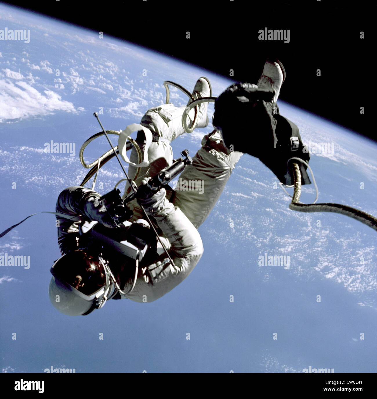 Prima di noi lo spazio a piedi eseguito da astronauta Edward bianco. Giugno 3, 1965. Foto Stock