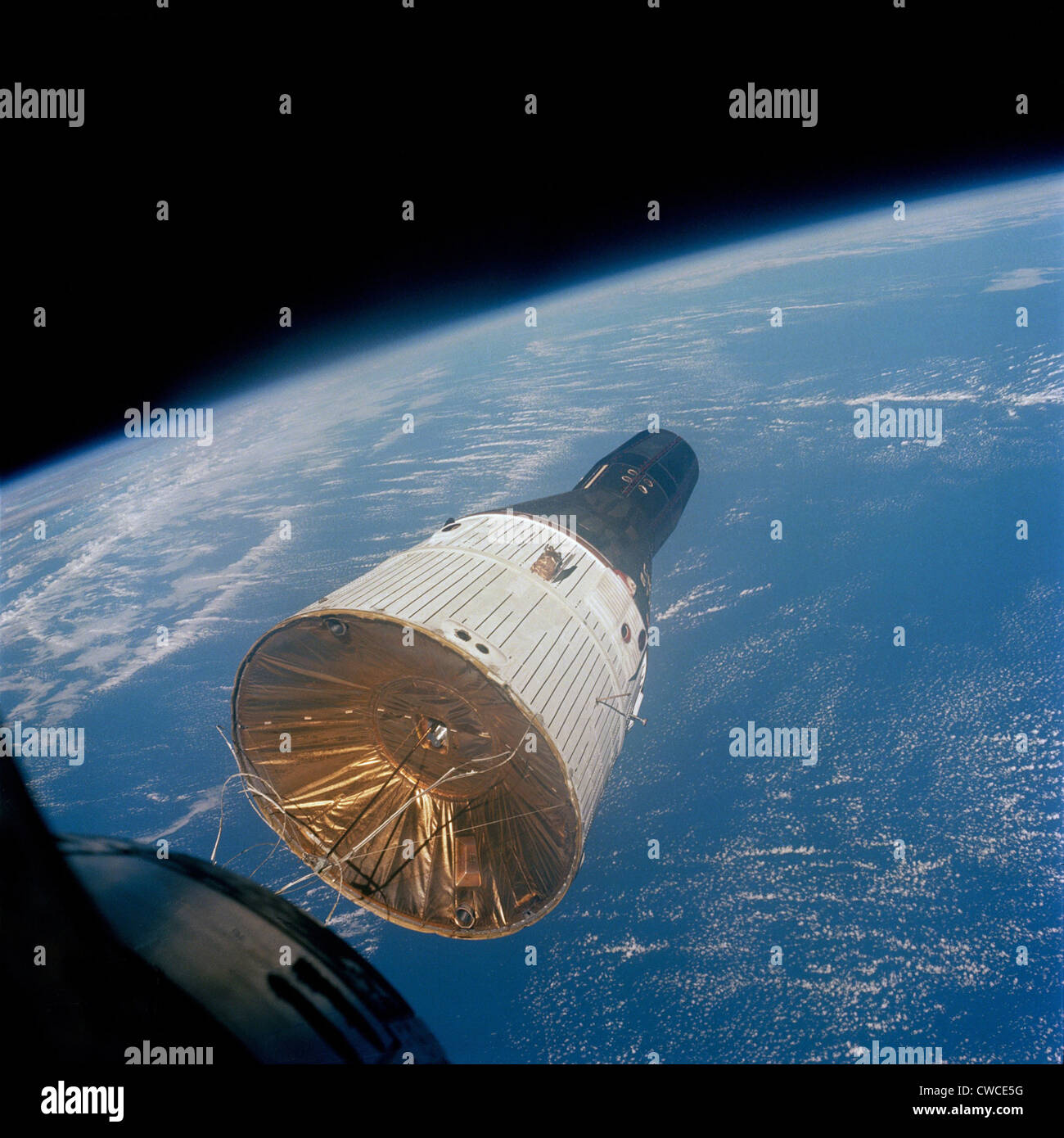 Primo manned space rendezvous. Gemini 7 e Gemini 6 manovrato insieme in orbita intorno alla terra. Mostra immagine Gemini 7 dal Gemini Foto Stock