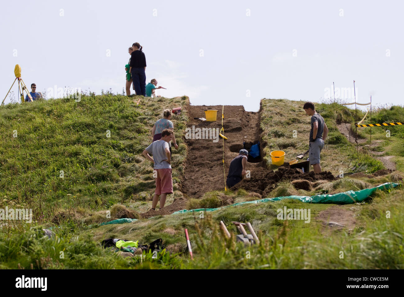 Lo scavo archeologico alla chiesa Gunwalloe cove sulla penisola di Lizard Cornwall Inghilterra Foto Stock