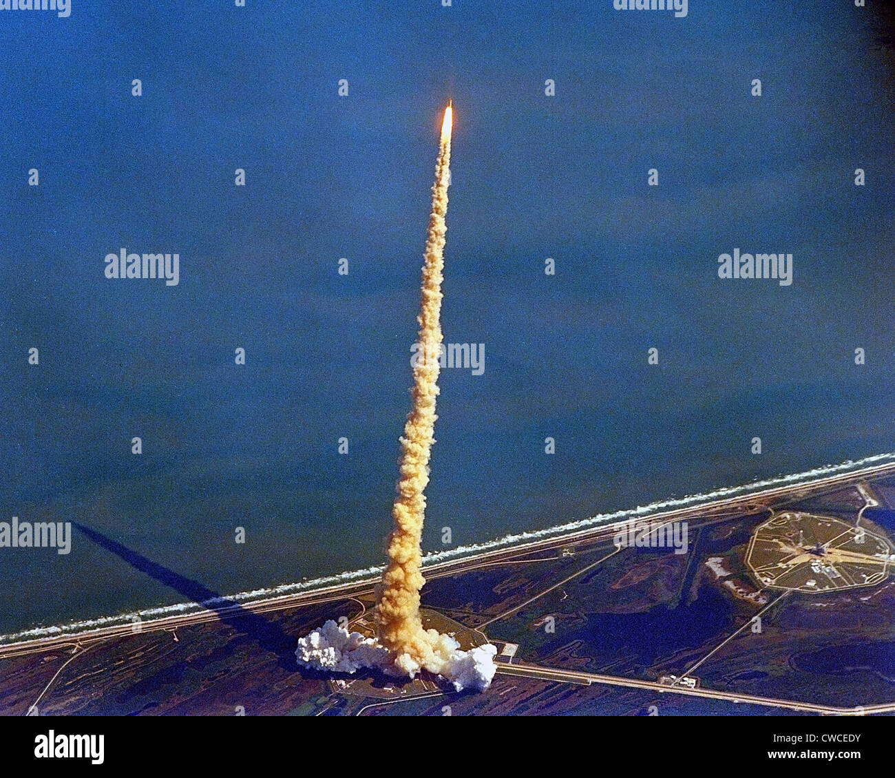 Space Shuttle Columbia su di una colonna di scarico come si inizia la sua dieci giorni di missione su Ott22, 1992. Foto Stock