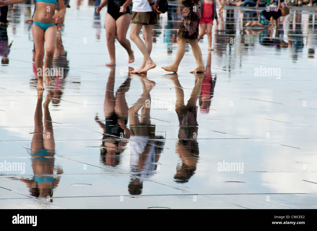 Il Specchio di acqua arte pubblica nella parte anteriore dello Stock Exchange Square, Bordeaux, Francia, Europa Foto Stock