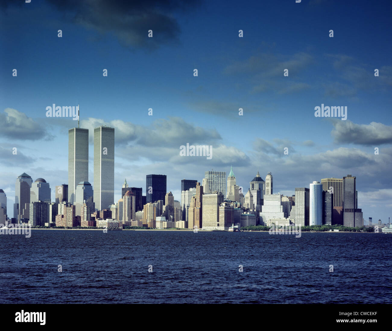 Skyline di Manhattan inferiore prima dell'9/11 attacchi terroristici. La foto è presa dal New Jersey, con il fiume Hudson in Foto Stock