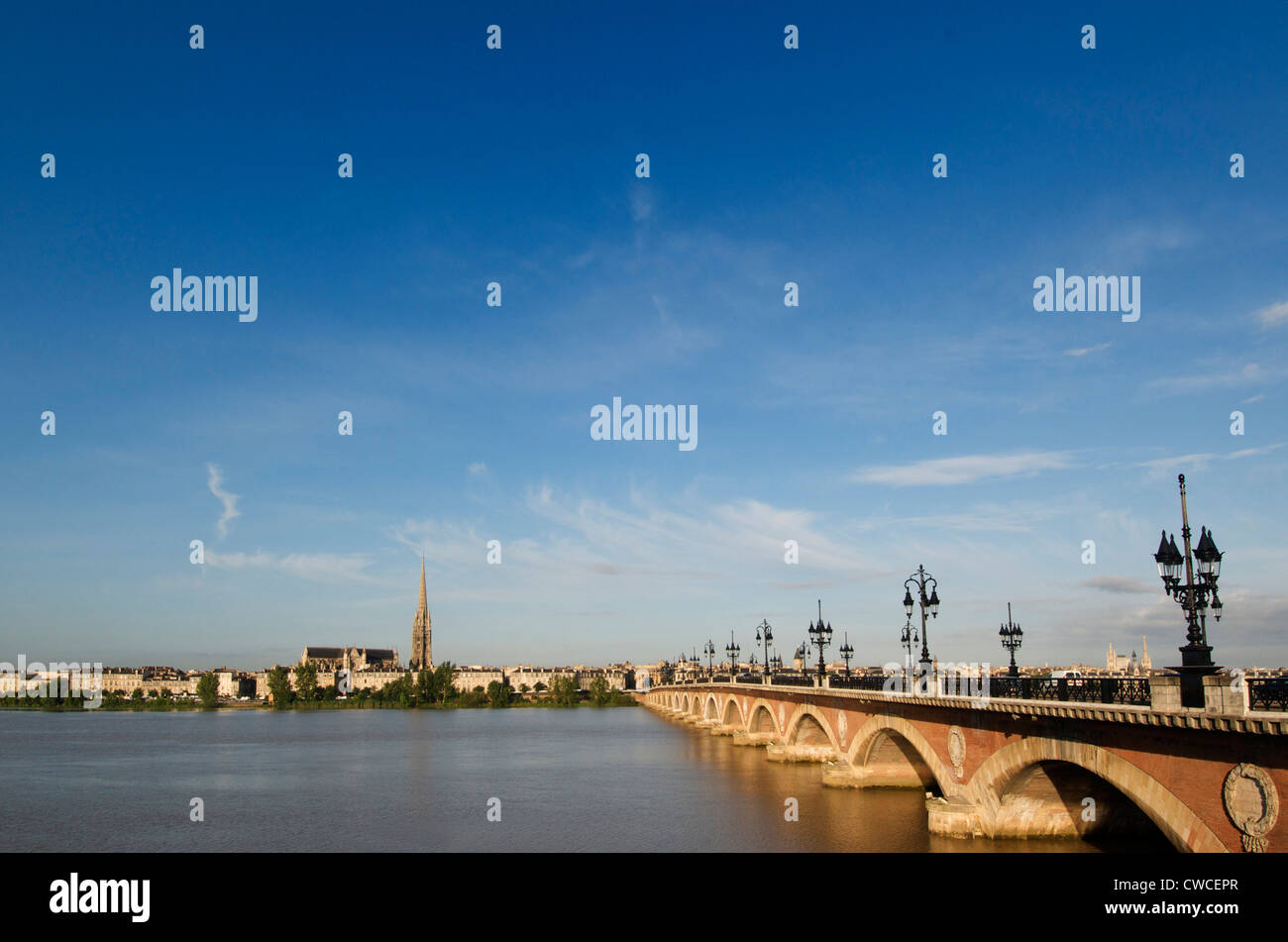 Il Pont de Pierre attraversando il fiume Garonne, Bordeaux Aquitania, in Francia, in Europa Foto Stock