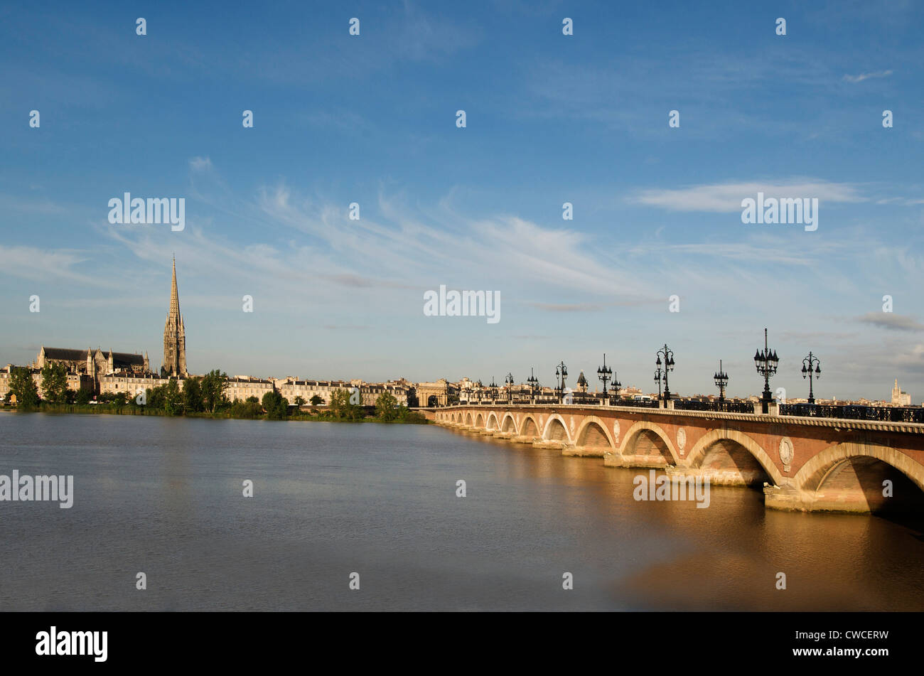 Bordeaux. Il Pont de Pierre attraversa il fiume Garonna, Gironde, Nouvelle AquitaineAquitaine, Francia, Europa Foto Stock