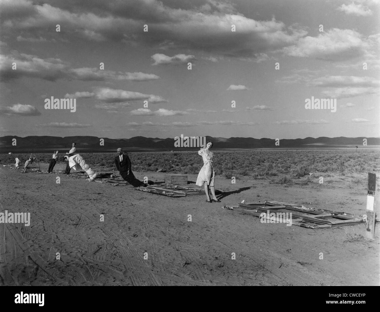 Nuclear 'Operazione' Cue testato la capacità umana di sopravvivere bombe atomiche. Questi manichini a 7.000 piedi dal punto zero al suolo erano parte Foto Stock