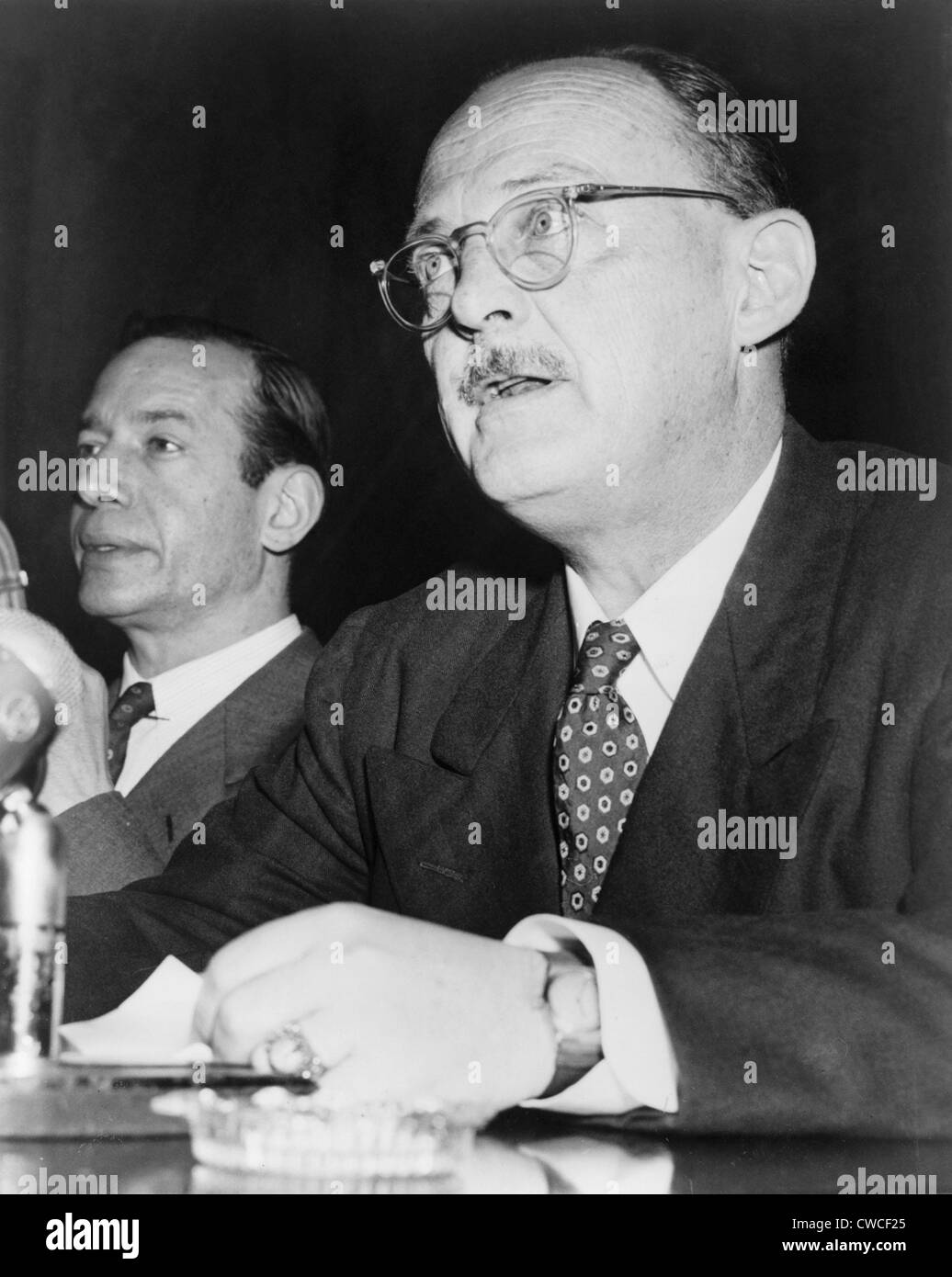Owen Lattimore, uno storico e diplomatico è stato falsamente accusato di spionaggio per la Russia da Joseph McCarthy in 1950. Egli ha sofferto Foto Stock