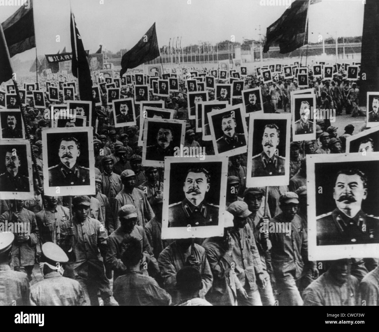 Joseph Stalin celebrata in Cina rossa. Manifestanti cinesi con poster ritratto di Stalin sul primo anniversario della Foto Stock