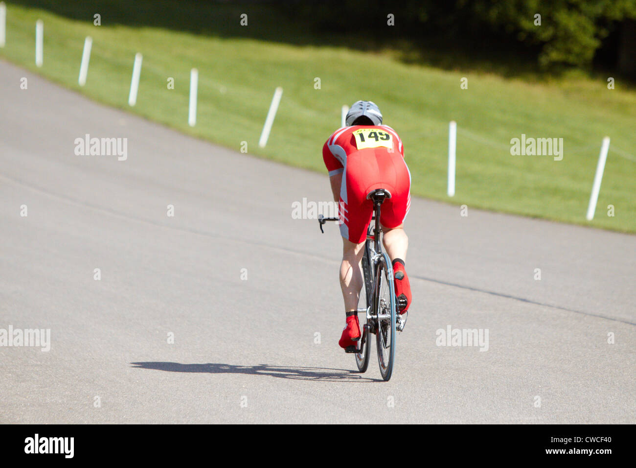 Un concorrente prende parte alla 20km di prova a tempo durante il Bike Blenheim Palace festival di Woodstock, nei pressi di Oxford Foto Stock