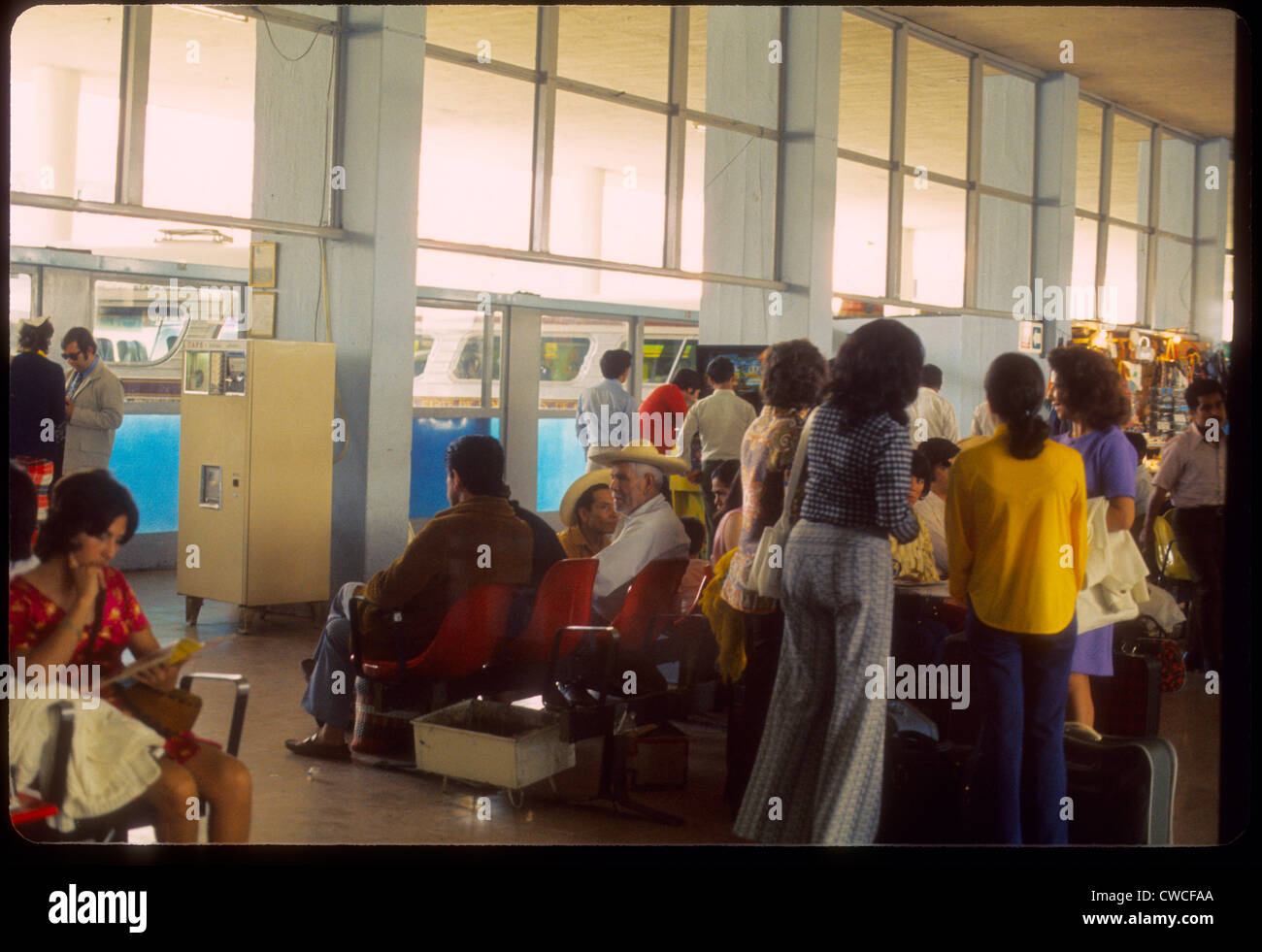 Messicani in attesa nella stazione degli autobus a Guadalajara, Messico 1973 anni settanta terminale di viaggio moda giorno messicano Foto Stock