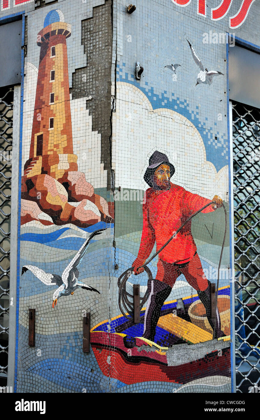 Parigi, Francia. Mosaici sulla facciata del pescivendolo all' angolo di rue Ramay e Rue de Baigneur (XVIII ARR) Foto Stock