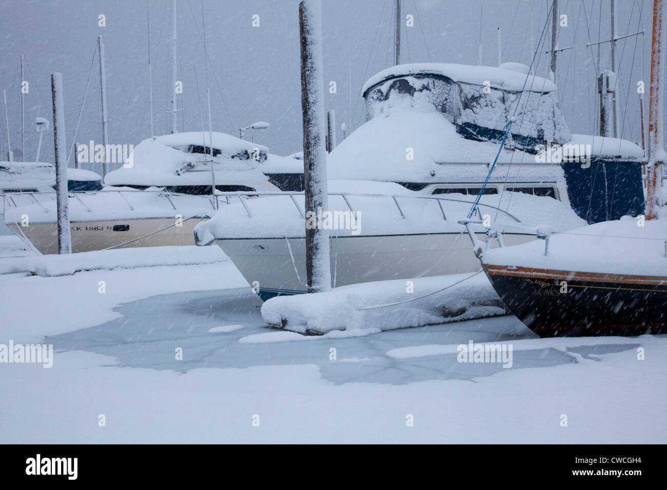 La piccola barca porto durante una tempesta di neve, Seward, Alaska. Foto Stock