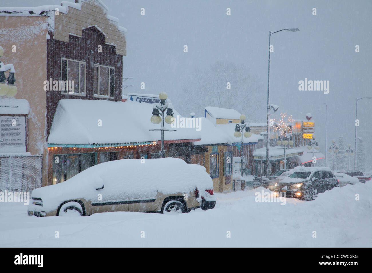 Downtown durante una tempesta di neve, Seward, Alaska. Foto Stock