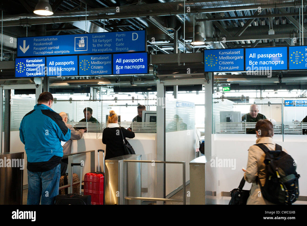 Persone che entrano il finlandese di controllo passaporto - Finlandia il controllo di frontiera - la gente in linea Foto Stock