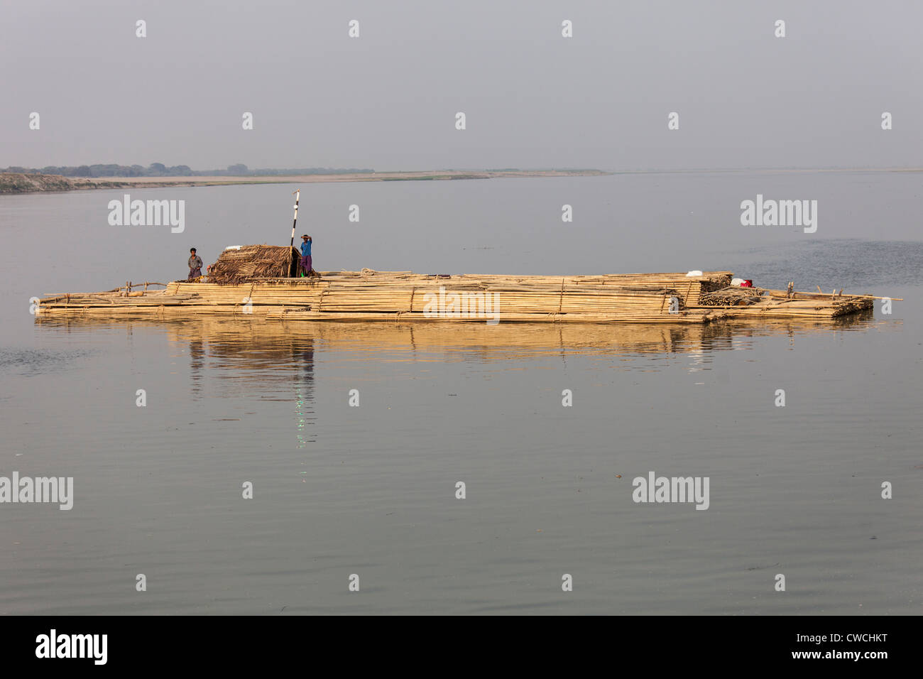 Il bambù galleggiare lungo il fiume Irrawaddy vicino a Mandalay, Myanmar Foto Stock