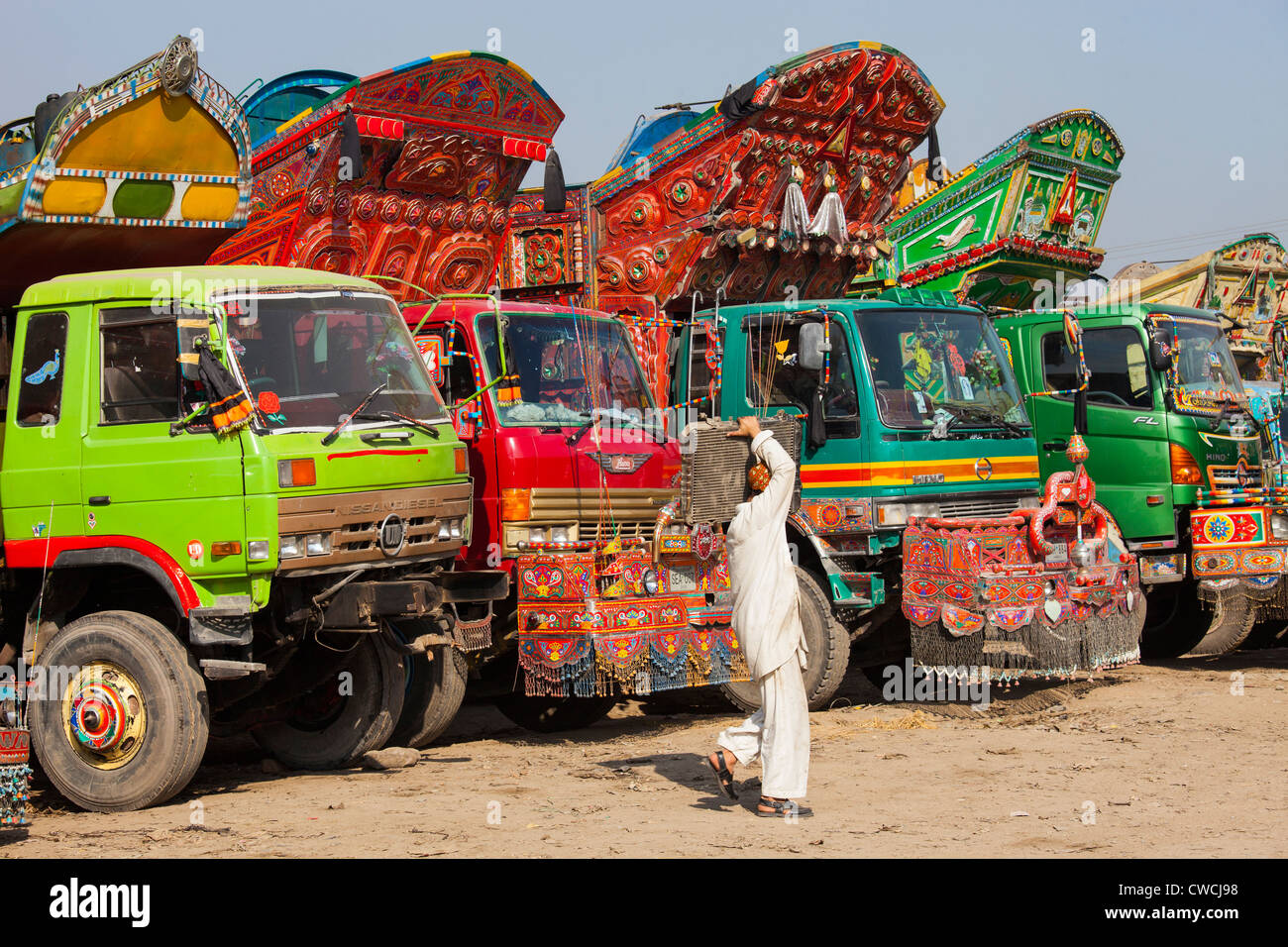 Vivacemente colorato jingle camion a Islamabad, Pakistan Foto Stock