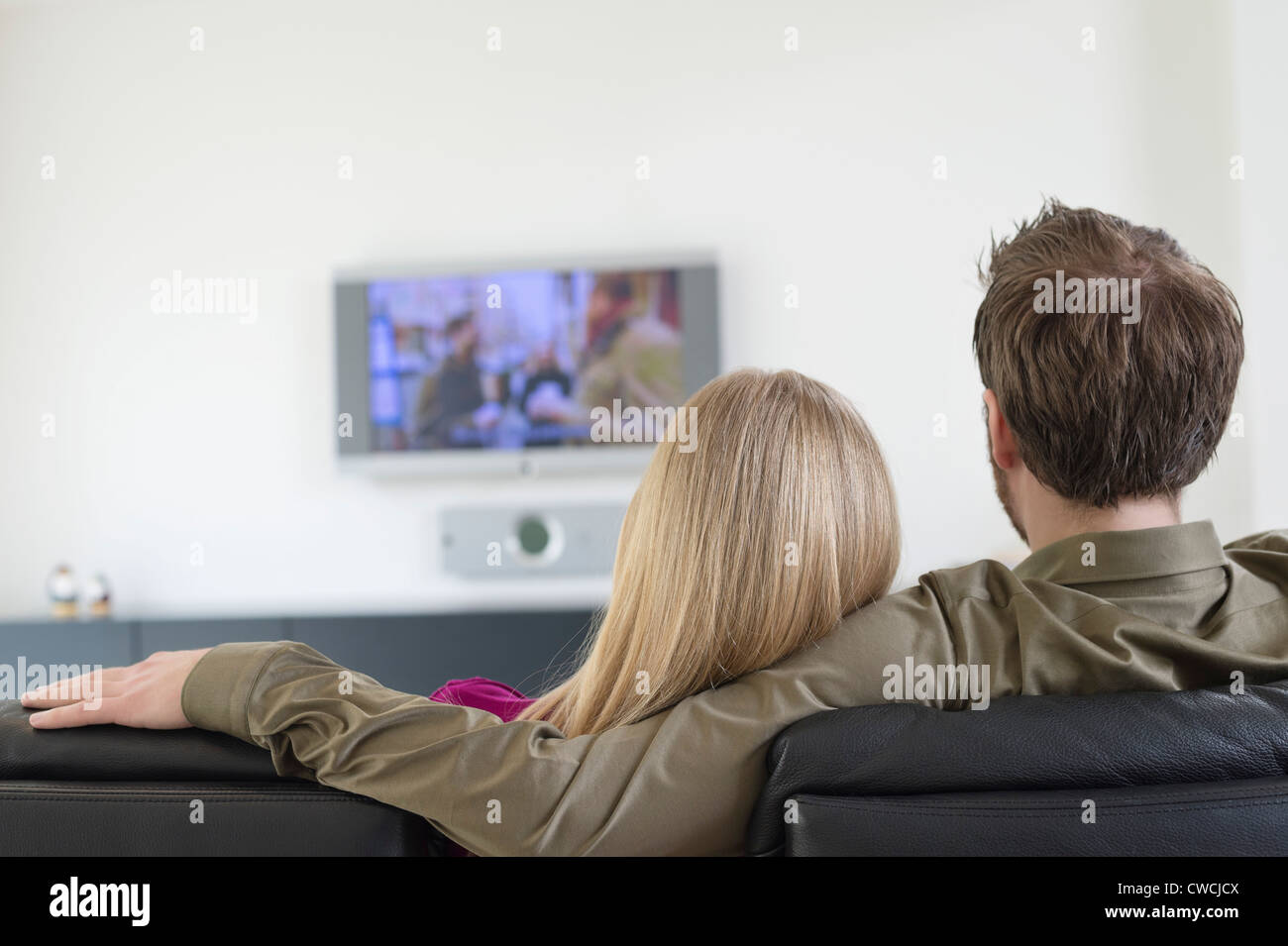Vista posteriore di un paio di guardare la televisione Foto Stock