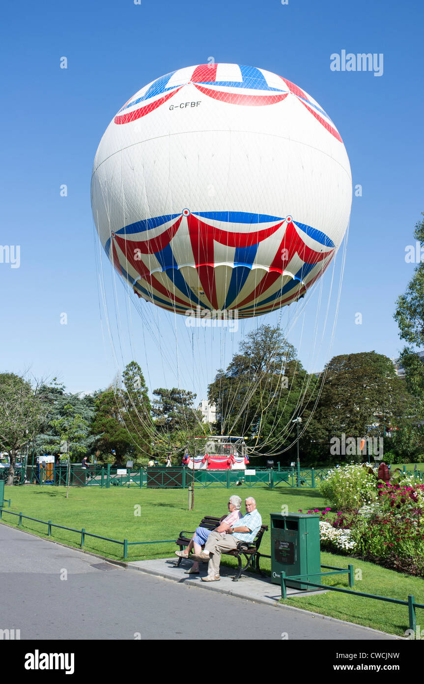 Tethered palloncino elio nel parco pubblico di Bournemouth Foto Stock
