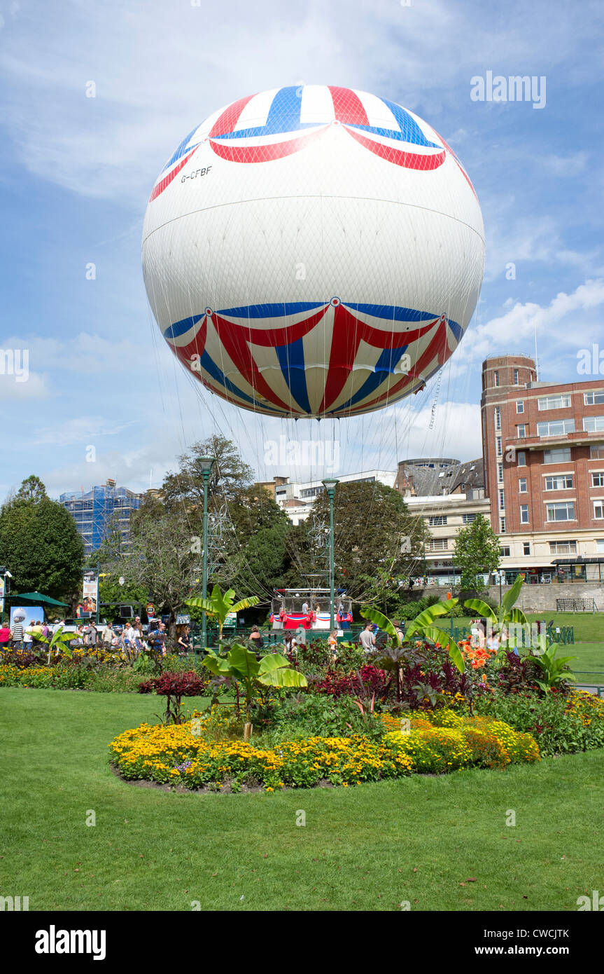 Tethered palloncino elio nel parco pubblico di Bournemouth Foto Stock