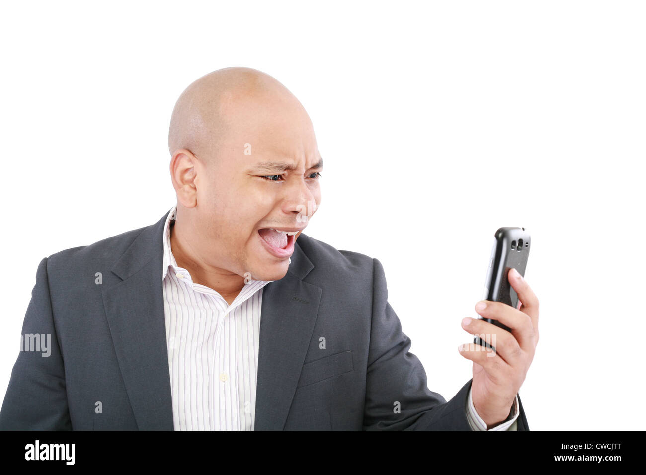 Angry business man urlando sul cellulare il telefono cellulare e il Ritratto di giovane imprenditore bello isolate su sfondo bianco, concep Foto Stock