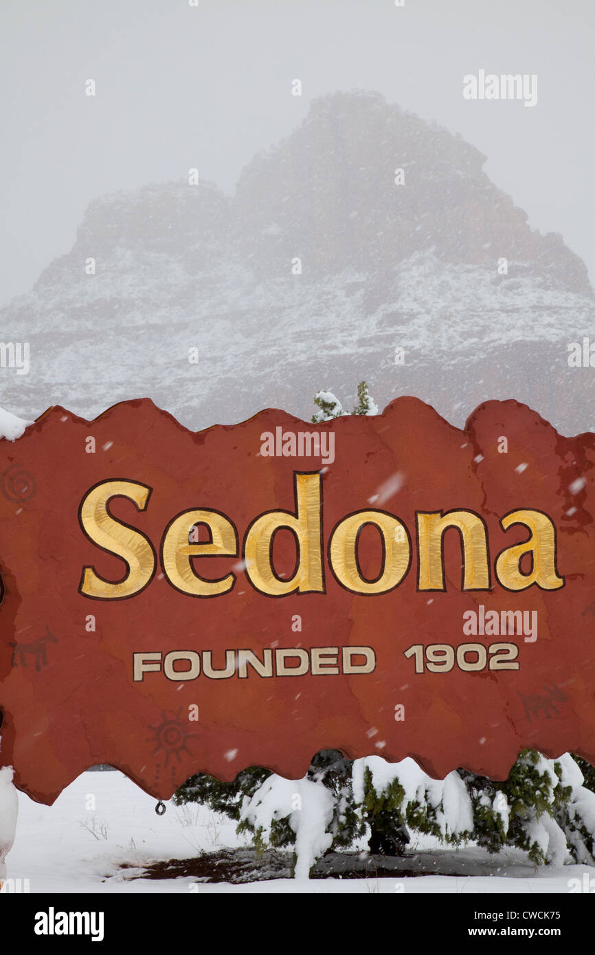 In inverno la neve sul segno di benvenuto, Sedona, in Arizona. Foto Stock