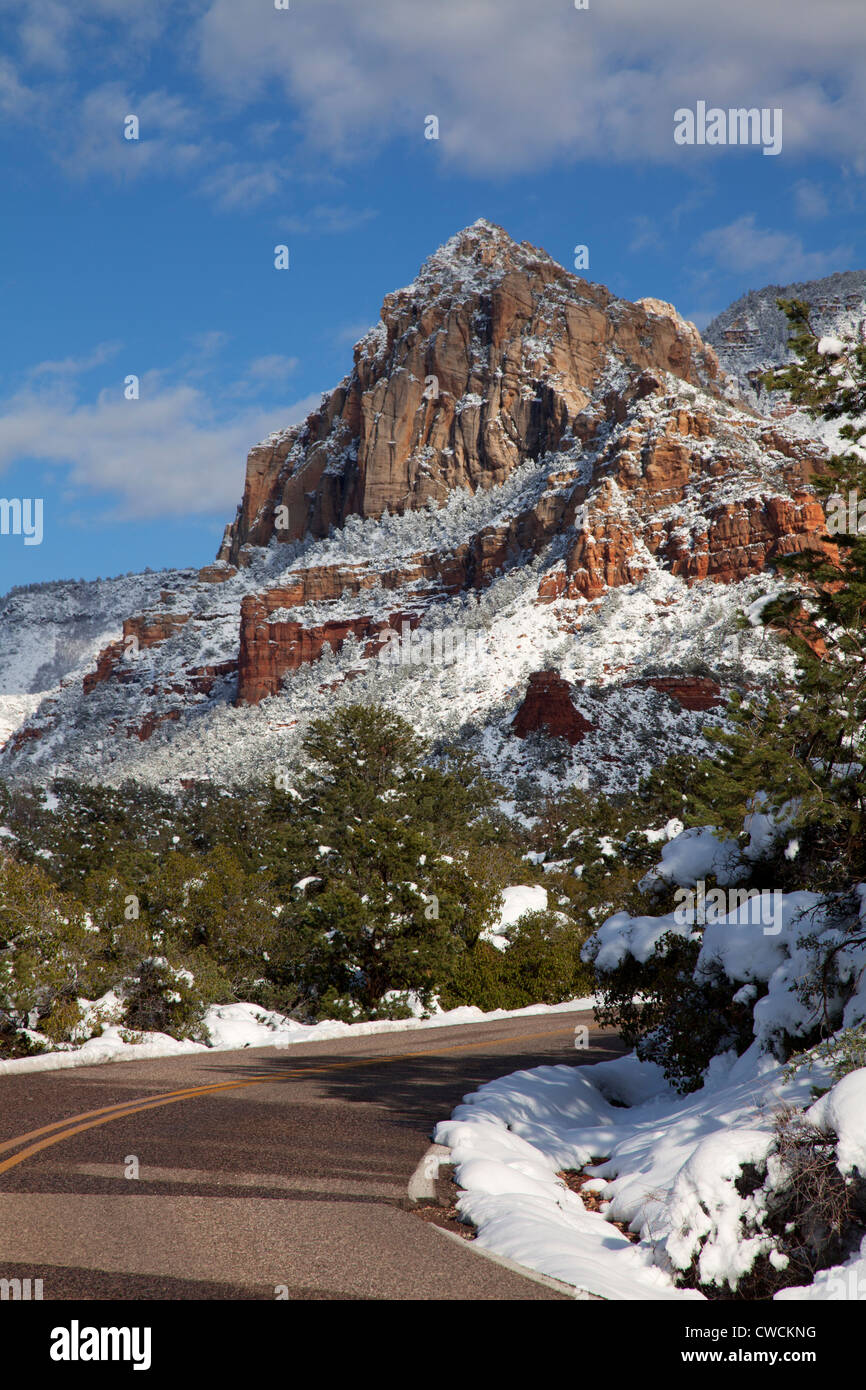 In inverno la neve su Schnebly Hill Road, Coconino National Forest, Sedona, in Arizona. Foto Stock