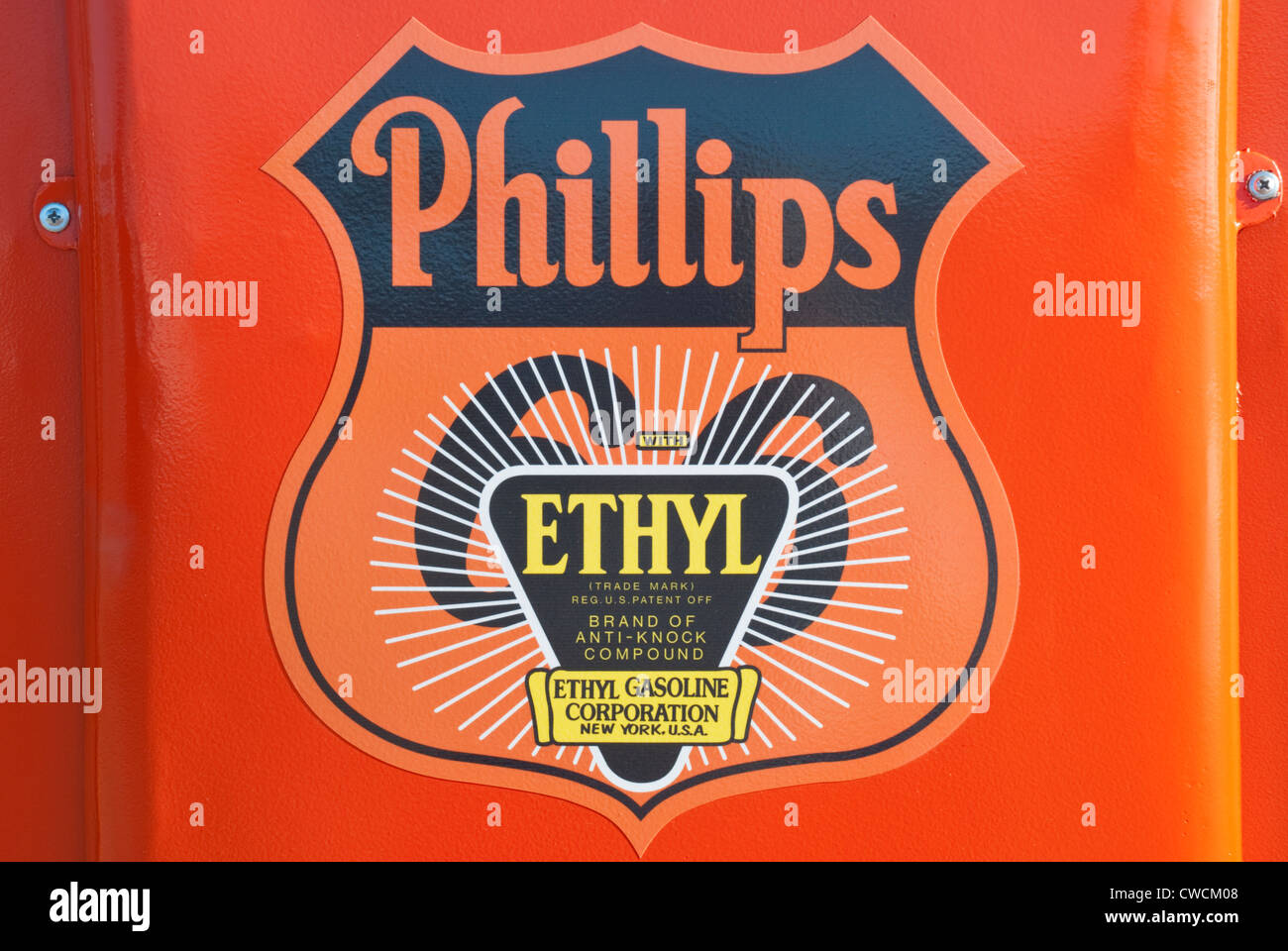 Un arancione gas pompa sul vecchio tracciato 66 visualizza la Phillips 66 logo. Foto Stock