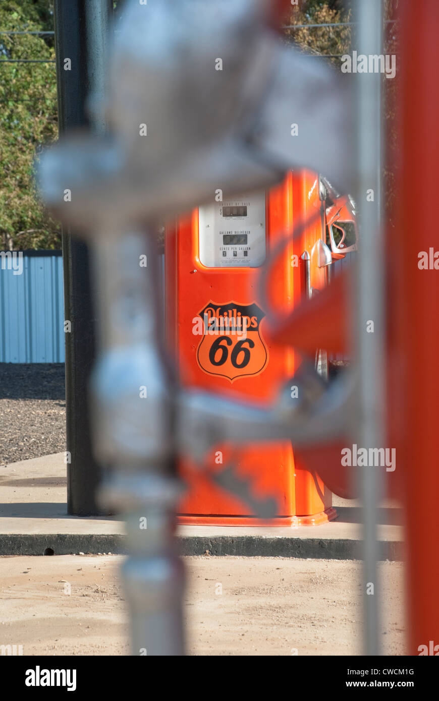 Un arancione gas pompa sul vecchio tracciato 66 visualizza la Phillips 66 logo. Foto Stock