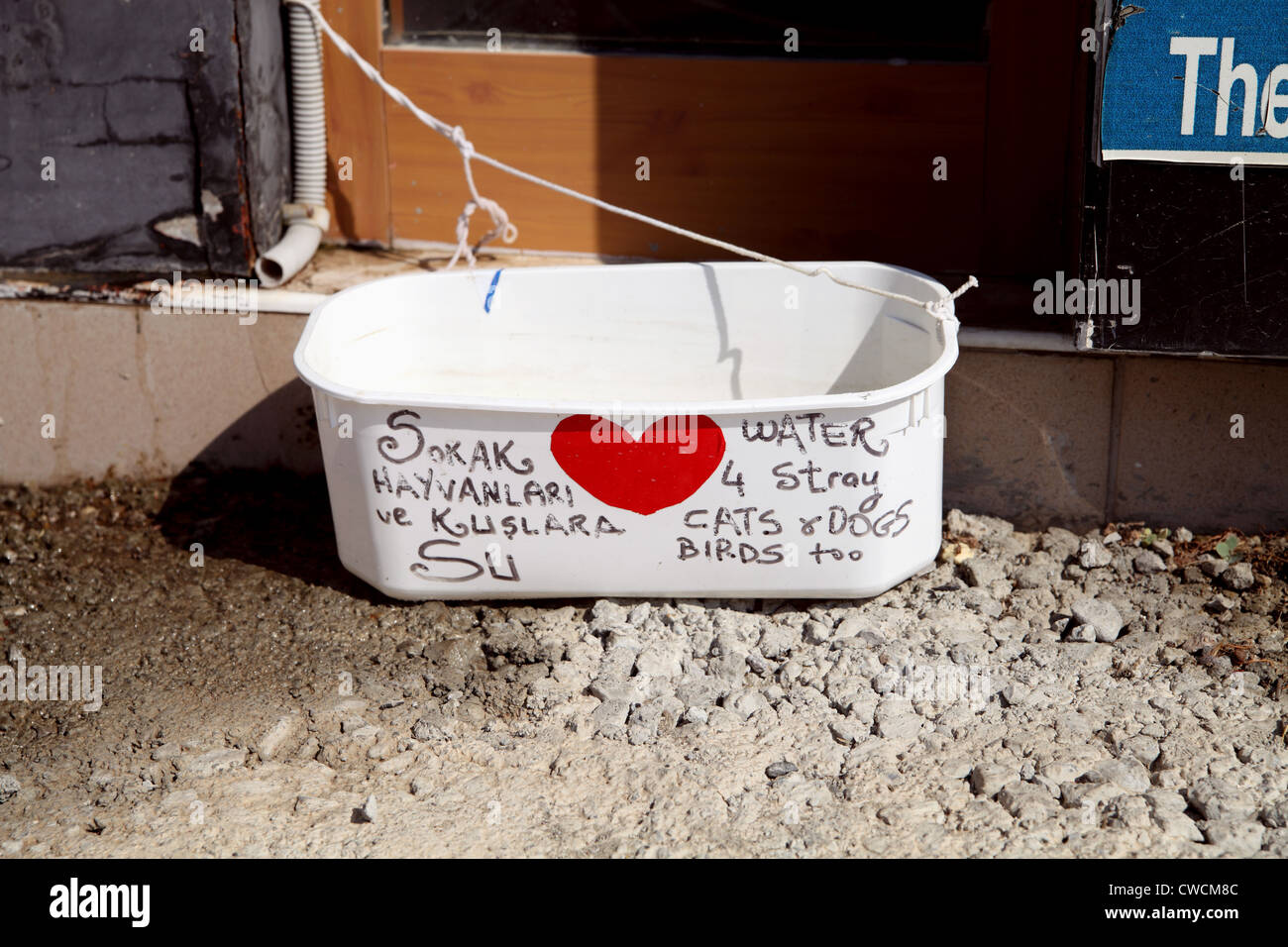 La vaschetta del separatore della condensa o trogolo decorate con cuore sulla strada a Dalyan Turchia per gli animali randagi e uccelli da bere Foto Stock