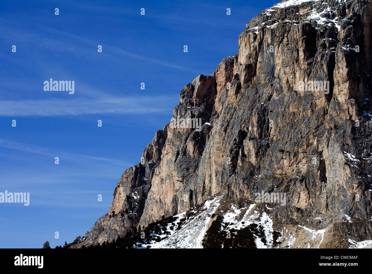 Scogliere al di sopra del Edelweisstal sopra Colfosco winter tra Selva e Corvara Dolomiti Italia Foto Stock