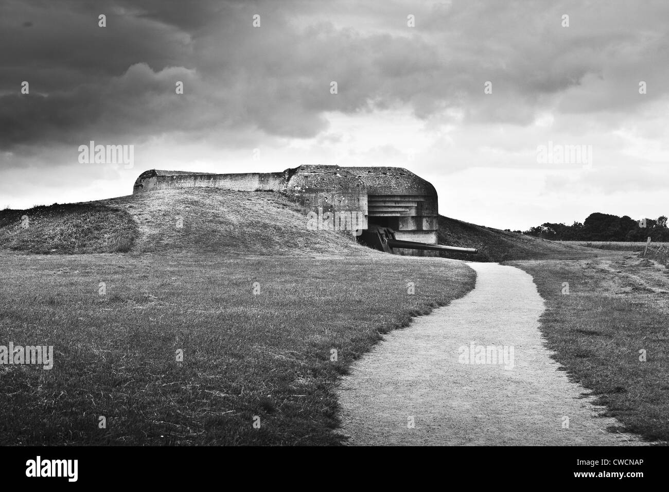 Foto in bianco e nero di una batteria costiera pistola, la spiaggia di Omaha, in Normandia. Foto Stock