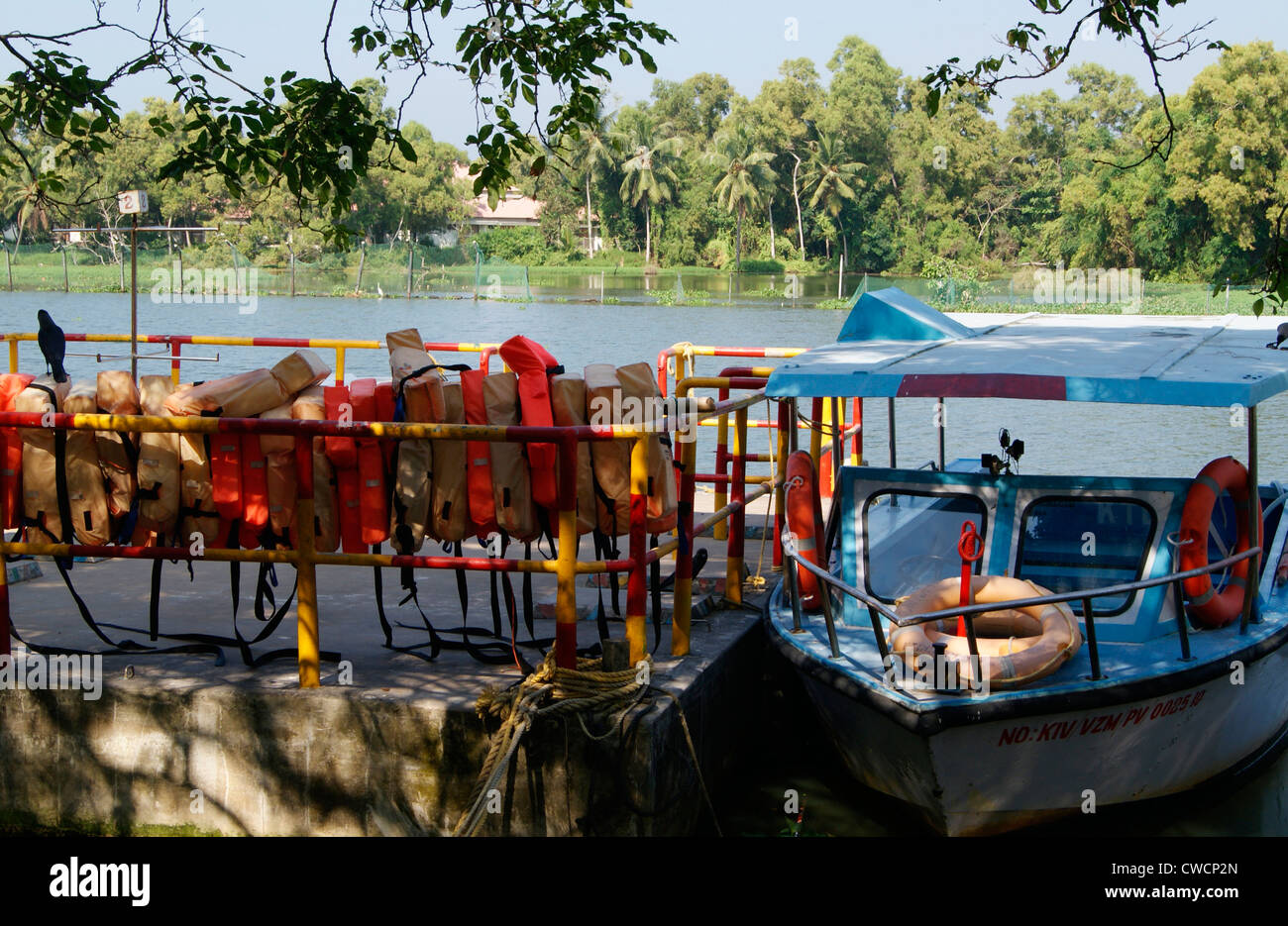 Barca veloce e giubbotti di salvataggio sulla barca floating jetty a Veli Villaggio turistico in Kerala India Foto Stock