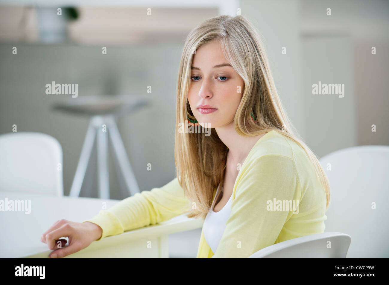 Donna che guarda gravi Foto Stock