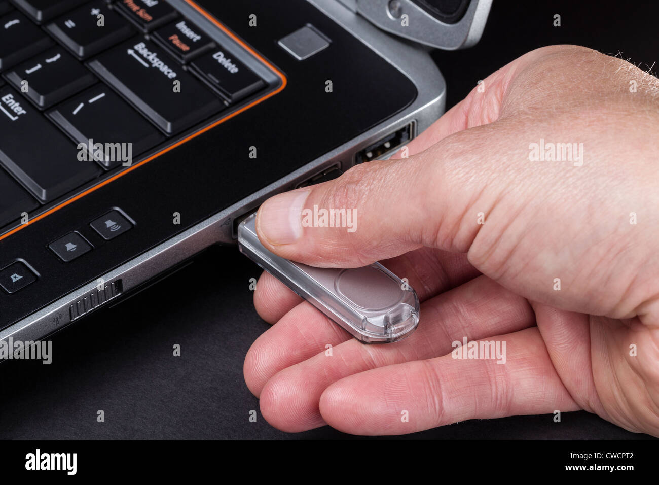 Mano inserire thumb drive USB nel computer Foto Stock Mano inserire thumb drive USB nel computer Foto Stock