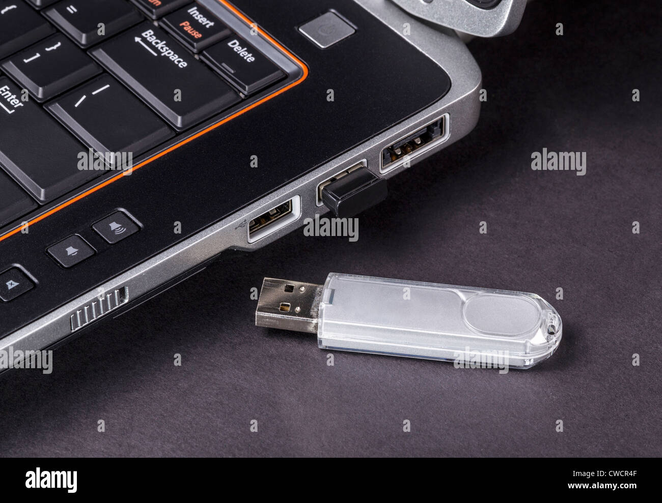 Unsecured dispositivo portatile USB accanto al computer notebook Foto Stock Unsecured dispositivo portatile USB accanto al computer notebook Foto Stock
