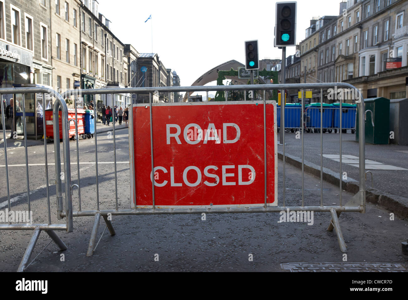 George street chiusa al traffico durante la Edinburgh International Festival Fringe Scotland Regno Unito Regno Unito Foto Stock