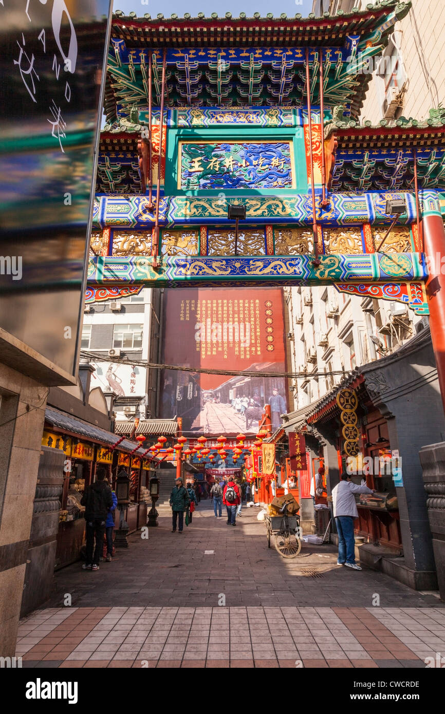 Bancarelle e negozi in una strada laterale off Wangfujing Street nel centro di Pechino, Cina. Foto Stock