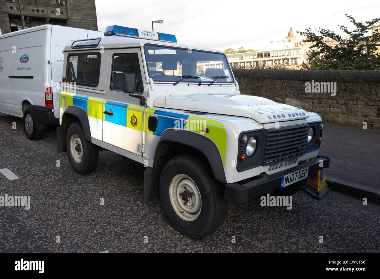Esercito britannico della polizia militare landrover auto di pattuglia con marcature battenburg edinburgh Scotland Regno Unito Regno Unito Foto Stock