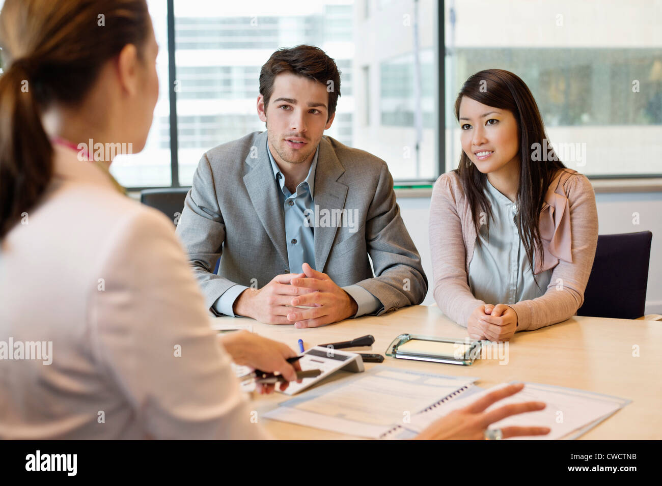 Business executive discutendo con i suoi clienti Foto Stock