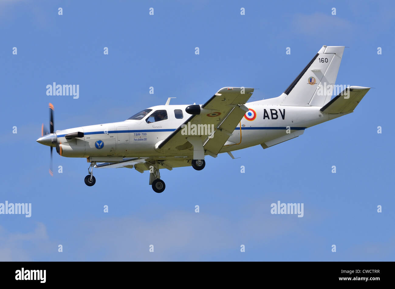 Socata TBM-700 operata dall'esercito francese sulla rotta di avvicinamento per l'atterraggio a RAF Fairford Foto Stock